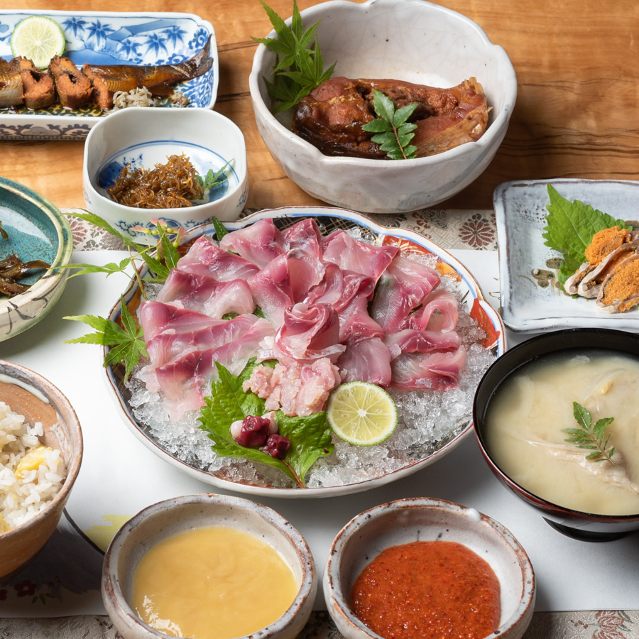 九州から厳選した鯉を使用した、鯉料理、うどんの鯉清水